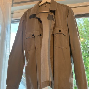 Overshirt, Arket - Rensar ur garderoben inför kommande flytt, därav en massa grejer som ska säljas. Grå/Beige Manchester overshirt ifrån arket. Mjuk och skön och väldigt snygg.