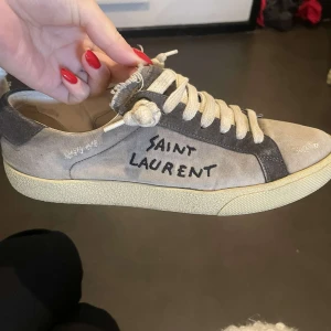 Saint Laurent skor - Intressekoll på dessa så balla skor från ysl, det är använda men ändå i bra skick! St 38 passar både tjejer och killar. 
