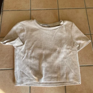 Stickad T-shirt  - Stickad T-shirt i perfekt skick. Säljs pga rensa garderoben. 