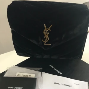 Yves Saint Laurent Toy Lou Lou Bag - En fin väska i bra skick som kommer med kvitto och dustbag. Nypris i nuläget ligger på ca 20k men går inte att köpa i mocka på hemsidan längre.
