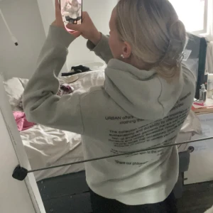 Hoodie från pull & bear  - Säljer denna hoodie då den inte kommer till användning! Den är i använt skick så lite nopprig💓 Köpt tidigare på Plick!  