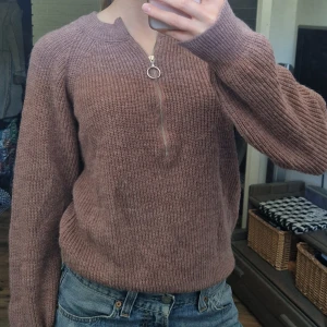 Stickad tröja - Stickad tröja från NA-KD. Skulle beskriva färgen som gammelrosa💕