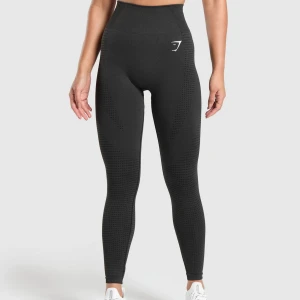 Gymshark Vital Seamless - Vital Seamless Leggings i färgen Black Marl 🤍En tråd har gått upp lite (se bild) och säljes därför billigt. Nypris: 549:-
