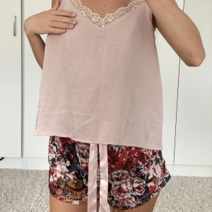Pyjamas sett  - Pyjamas sett med linne och shorts, man får båda i köpet. Dom hör till varann. Super söt, tunt och sköna. 60kr för båda 