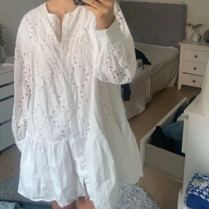 Snygg vit sommarklänning  - Säljer min supersnygga klänning som är perfekt till sommaren då den inte kommer till användning! Är stlk S men passar även M. Pris kan diskuteras (Lånad bild)