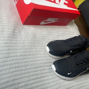 270 skor nike  - Säljer ett par feta Nike 270 skor som inte använt så mycke det äe väldigt bra skick 
