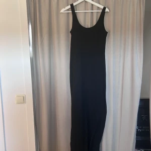 Svart långklänning - Basic svart långklänning, nästan aldrig använd! Frågor eller fler bilder? Skriv i chatten! 🥰🫶🏼