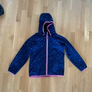 Barn Jacka - Jackan är i bra skick, storlek EUR 140