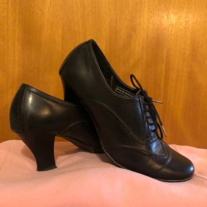 Vintage klack skor  - Fina skor  Från min farmors garderob  St 38