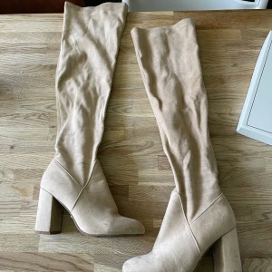 Stövlar  - Använda ett fåtal gånger  Överknä stövlar  