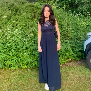 Balklänning marinblå  - Säljer min balklänning då jag inte kommer ha nån mer användning av den! Jätte fin marinblå klänning. Inga skador, som ny!