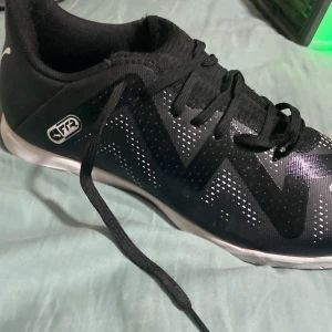 Puma future fotbollsko  - Den är i väldigt bra skick för att jag köpte dom och dom passade inte så dom är inte använda någon gång lappen i skon sitter fortfarande kvar och dom är i storlek 40,5 och dom är inneskor