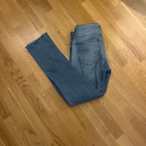 Neuw jeans - Snygga neuw jeans i modell straight storlek 30, 34 isch 10/10 skick använd fåtal gånger. Skriv om du är intresserad!