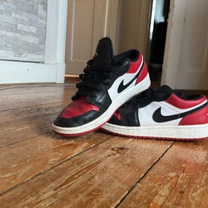 Jordan lows röda - Säljer dessa jordans då dem är alldeles för små å bara ligger å skräpar, storlek 38