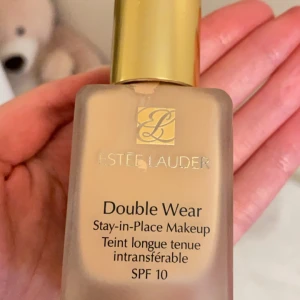 Foundation  - Knappt andvänd. Smutsig dok. Har köpt en ny som passar min hy mycket bättre vilket är varför jag säljer den 