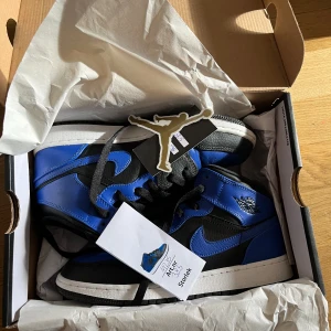 Jordan 1 Mid Hyper Royal - Tjo tjo säljer mina gamla gamla skor väldigt små på mig o rensar garderoben, äkta jordans i storlek 38,5 köpt från merch sweden.🫵