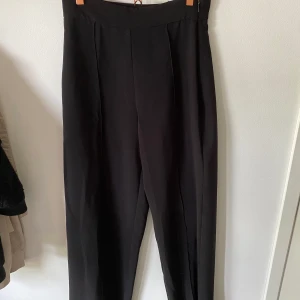 Kostymbyxor från Mango🖤 - Svarta, vida och lite mer högmidjade kostymbyxor från Mango 🥭 Har sprättat upp munderingen vid slutet av benen för att få några extra cm i längd, inget som ser udda ut😄
