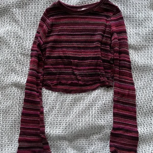 Ranig tunnstickad tröja - Röd/råsa/lila randig stickad tröja