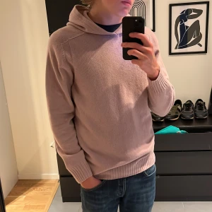 Gran sasso hoodie -  Trevlig hoodie från gran sasso. I väldigt bra skick. storlek 52 men passar 50. Ny pris 2500kr. Bara att höra av er vid flera frågor 🙌