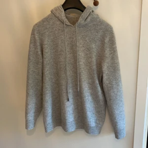 Kashmir hoodie - Säljer nu min Kashmir hoodie från ”Garmentia” för jag inte har haft någon användning för den på länge. Hoodien är i jätte bra skick💛💛 pris går att diskuteras!!