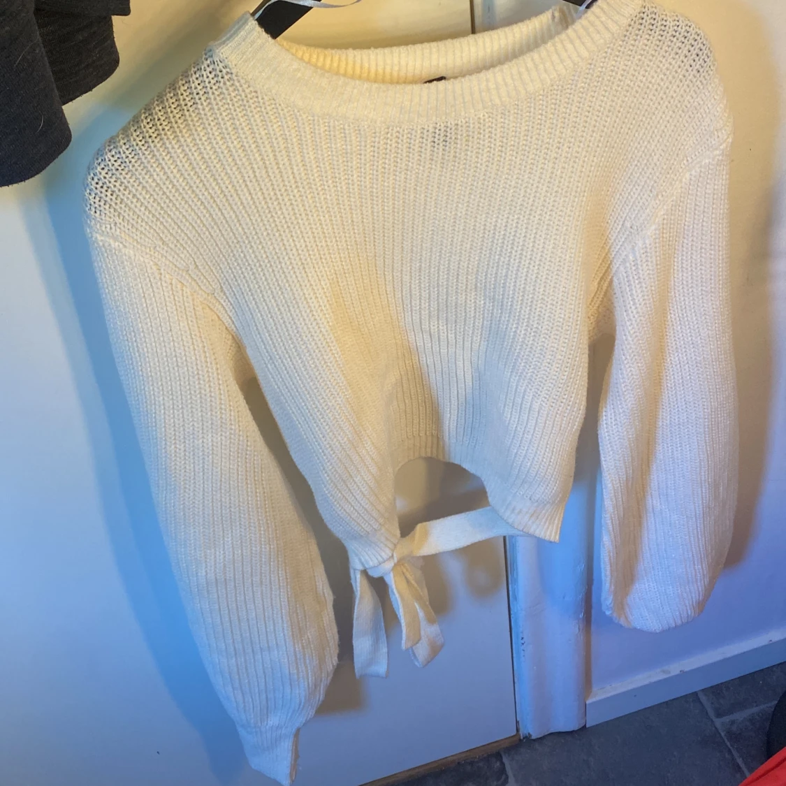 Lång stickad tröja med öppen rygg