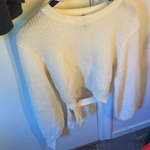 Lång stickad tröja med öppen rygg  - En stickad tröja med öppen rygg . Andvänd den 1 gång (i julas ) från hm . Köpt för 250 tror jag och ska sälja den för 100 kr om ingen vill byta nåt för att ha denna . Inga defekter 