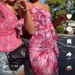 Zara klänning  - Säljer denna så himla snygga rosa mönstrade midi / maxi klänningen från Zara med slits, sitter så fint och formar sig efter kroppen💕 lägg bud