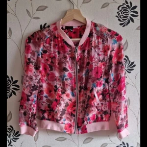 Divided by H&M, Strl: S, blommig, bomberjacka, tunn jacka,  - Divided by H&M, storlek 36, tunn sommarjacka, bomberjacka. Bra skick.  OBS! Jag kan inte skicka något vecka 26.