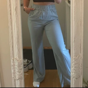 Linne byxor - Dessa linne byxor från HM är super super fina nu till sommaren! Använder de under ca en halv sommar men de är i princip i nyskick! Frågor? Skriv i chatten 🥰