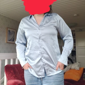Blå blus - Ljus blå blus, den är välanvänd men fortfarande i bra skick, säljer eftersom den börjar bli för liten