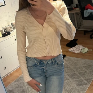 Söt kofta - Söt beig/of white kofta. Storlek s men passa m med. Oanvänd men pris går att diskutera.🤍