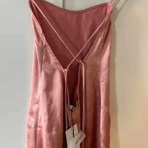 Molly Rustas x NA-KD  - Klänning från Molly rustas kollektion för NA-KD.  Aldrig använd!