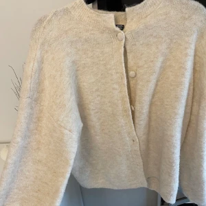 Kofta - Jätte jätte söt vit kofta, säljer då jag inte har någon användning för den, storlek S passar S-M.