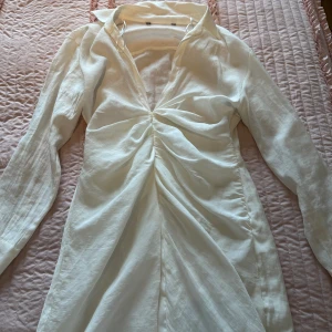 Fin Krämfärgad Zara Klänning - Aldrig använt då jag köpte en annan studentklänning och bestämde mig för att använda den istället. Passar som en M/L. Materialet är lyocell. 
