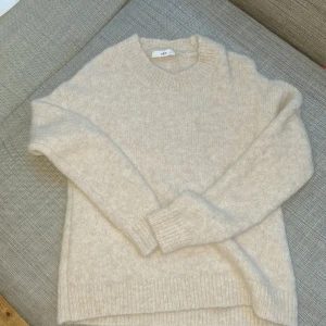 Stickad tröja  - Stickad tröja i 38/40 från Ellos.  Tröjan har inte används, nyskick. 