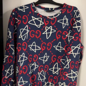 Gucci tröja - Gucci tröja i storlek L, passar även M. Nyskick, har knappt använt den då den inte riktigt passar min stil.  Nypris: runt 13,000kr