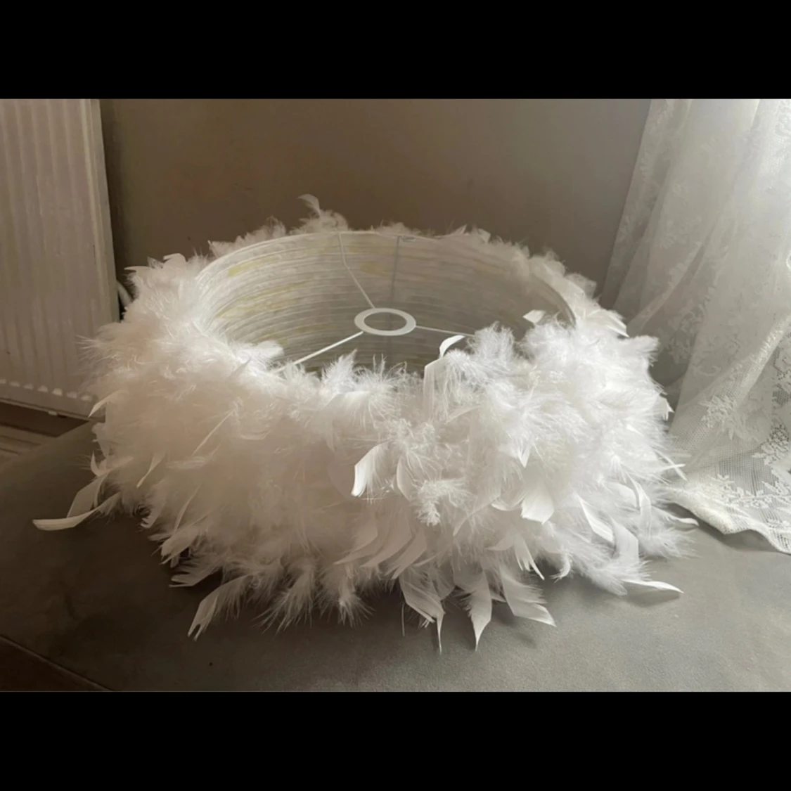 Vit lampskärm med fjädrar 35 cm i diameter