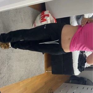 Champion mjukisar🖤 - Sköna mjukisbyxor från Champion💕 Passar mig konstigt bra som har S eftersom de är i L, för de passar inte som de💕 Säljer pga de ej kommer till användning 💕