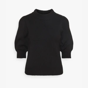 Stickad T-shirt  - Stickad t-shirt i storlek xs. Nytt skick🫶🫶