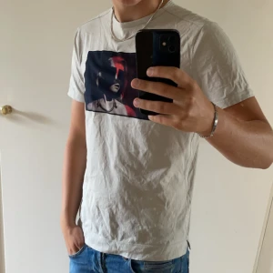 Limitato T-shirt  - Säljer denna eftertraktade Limitato t-shirten som är helt perfekt nu till sommaren🌊☀️! Den är i topp skick o är inte använd alls mycket.  Storlek S  Box och certifikat följer med!  Hör av dig vid funderingar! 😃 