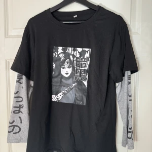 Tröja från Singapore - Tröja köpt 2019 i Singapore. Aldrig använd. Köpt för ca 350 kr. Svart tröja med gråa ärmar.  Japanskt tryck på framsida och ärmar. 