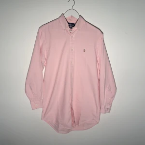 Ralph Lauren Skjorta  - Skick: 9/10  Storlek: skulle gissa M i herr storlek, kanske L, jag är 183 cm lång och den passar mig men är något för lång. Jag kan skicka mått vid efterfrågan.  Färg: Rosa 