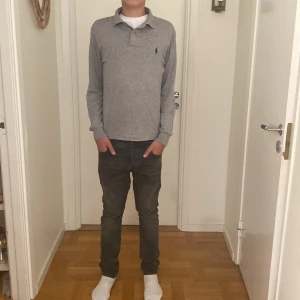 Ralph lauren tröja  - Den här snygga Ralph lauren Tröja för endast 399kr. Jätte bra skick inga defekter och passformen är slim fit hör av er vid frågor kan sänka pris!!!