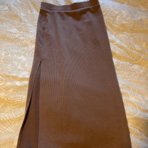 veromoda långkjol - säljer en beige/brun långkjol från Vero Moda. den är ribbad. aldrig använd.  storlek xs 