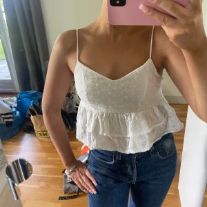 Kort volang topp - Säljer detta populära linne från shein. Bra skick och finns dragkedja i sidan! 