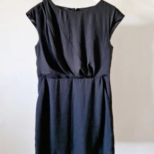 Fin klänning - Storlek 38 från Sara Kelly. Den är jättefin verkligen! Men är lagad där bak (sista bilden) vid dragkedjan, inget som stör eller påverkar dragkedjans funktion, men därför lägre pris💗