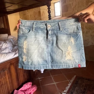 Lågmidjad jeans kjol  - Världens snyggaste lågmidjade jeanskjol storlek stor S / liten M. Midejmått är ungefär 39 tvärsöver. Den e för stor så har ingen bild på ❤️