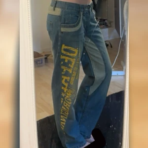 Unika lågmidjade jeans med tryck - coola vintage y2k unika jeans men coolt mönster och tryck i gult.