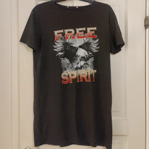 Oversized t-shirt med tryck - Knappt använd Köpt secondhand Oversized så går lite över rumpan 