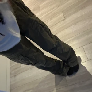 Cargobyxor - Assnygga baggy cargobyxor som tyvärr inte kommer till användning längre💕 